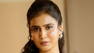 <p>ఈ ఫొటోలపై నెటిజన్లు కామెంట్లు కురిపిస్తున్నారు. ‘ఎలా పుట్టారండీ ఇంత అందంగా’, ‘చాలా అందంగా ఉన్నారు’, ‘బ్యూటీఫుల్’ అంటూ కామెంట్లు పెడుతున్నారు. </p> (instagram-kavyashree natraj) <p>ఈ ఫొటోలపై నెటిజన్లు కామెంట్లు కురిపిస్తున్నారు. ‘ఎలా పుట్టారండీ ఇంత అందంగా’, ‘చాలా అందంగా ఉన్నారు’, ‘బ్యూటీఫుల్’ అంటూ కామెంట్లు పెడుతున్నారు. </p> (instagram-kavyashree natraj)