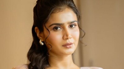 <p>ప్రస్తుతం ఆ ఛానెల్, ఈ ఛానెల్ అనే తేడా లేకుండా అన్నిట్లో షోలు చేసేస్తుంది కావ్యశ్రీ. జీ తెలుగులో ‘ఆట’ డ్యాన్స్ షోలో ప్లేయర్ గా ఎంటర్ టైన్ చేస్తోంది. </p> (instagram-kavyashree natraj) <p>ప్రస్తుతం ఆ ఛానెల్, ఈ ఛానెల్ అనే తేడా లేకుండా అన్నిట్లో షోలు చేసేస్తుంది కావ్యశ్రీ. జీ తెలుగులో ‘ఆట’ డ్యాన్స్ షోలో ప్లేయర్ గా ఎంటర్ టైన్ చేస్తోంది. </p> (instagram-kavyashree natraj)