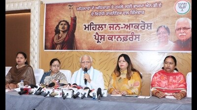 Union minister for housing and urban affairs Manohar Lal Khattar addressing a press conference in Jalandhar on Sunday. (HT)
