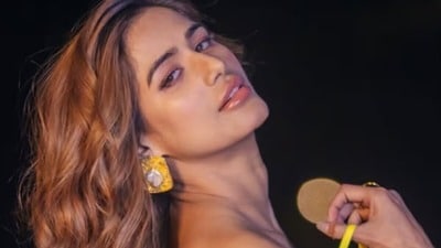 ‘ক্যামেরার সামনে পোশাক খুলবো’ মন্তব্য করে বাবার কাছে শাস্তি পেতে হয়েছিল পুনমকে?