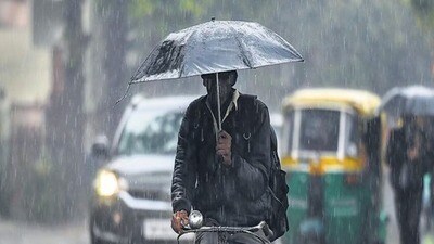 <p>వేసవి తాపంతో అల్లాడుతున్న సమయంలో కురిసిన ఈ అకాల వర్షం ఉష్ణోగ్రతలను గణనీయంగా తగ్గించింది. వాతావరణం ఒక్కసారిగా చల్లబడటంతో నగరవాసులు ఊపిరి పీల్చుకున్నారు. అయితే, రాబోయే కొన్ని గంటల పాటు నగరంలో అక్కడక్కడా జల్లులు కురిసే అవకాశం ఉందని వాతావరణ శాఖ అధికారులు హెచ్చరించారు. లోతట్టు ప్రాంతాల ప్రజలు అప్రమత్తంగా ఉండాలని జీహెచ్ఎంసీ (GHMC) అధికారులు సూచించారు.</p> <p>వేసవి తాపంతో అల్లాడుతున్న సమయంలో కురిసిన ఈ అకాల వర్షం ఉష్ణోగ్రతలను గణనీయంగా తగ్గించింది. వాతావరణం ఒక్కసారిగా చల్లబడటంతో నగరవాసులు ఊపిరి పీల్చుకున్నారు. అయితే, రాబోయే కొన్ని గంటల పాటు నగరంలో అక్కడక్కడా జల్లులు కురిసే అవకాశం ఉందని వాతావరణ శాఖ అధికారులు హెచ్చరించారు. లోతట్టు ప్రాంతాల ప్రజలు అప్రమత్తంగా ఉండాలని జీహెచ్ఎంసీ (GHMC) అధికారులు సూచించారు.</p>