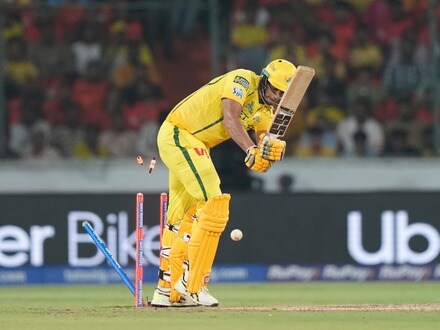 <p>హైదరాబాద్‌లోని రాజీవ్ గాంధీ ఇంటర్నేషనల్ స్టేడియంలో శనివారం రాత్రి జరిగిన పోరులో రుతురాజ్ గైక్వాడ్ సారథ్యంలోని చెన్నై సూపర్ కింగ్స్ 10 పరుగుల తేడాతో ఓటమి చవిచూసింది. అయితే, ఈ ఓటమి తర్వాత కూడా ఆ జట్టు ఐపీఎల్​ 2026 పాయింట్స్​ టేబుల్​లో పైకి వెళ్లడం గమనార్హం. మ్యాచ్‌కు ముందు ఎనిమిదో స్థానంలో ఉన్న చెన్నై, ఓడిపోయిన తర్వాత ఏడో స్థానానికి చేరుకోవడం అందరినీ ఆశ్చర్యానికి గురిచేస్తోంది.</p>