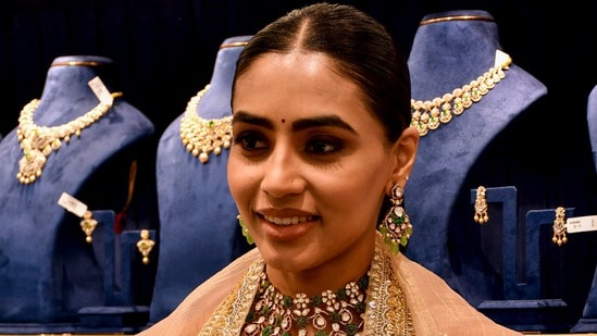 ఓ వజ్రాల దుకాణంలో ప్రముఖ నటి సప్తమి గౌడ.. (PTI)
