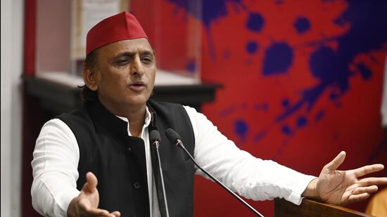 Samajwadi Party president Akhilesh Yadav addressing media persons in Lucknow. (HT)