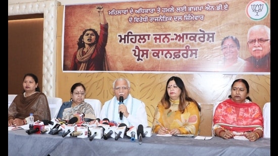 Union minister for housing and urban affairs Manohar Lal Khattar addressing a press conference in Jalandhar on Sunday. (HT)