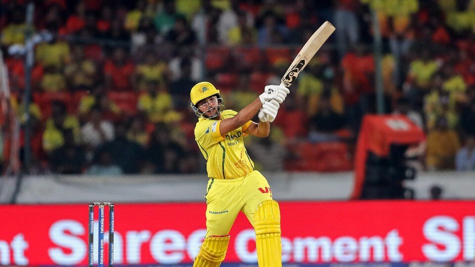 <p>ఈ వింత పరిణామానికి ప్రధాన కారణం నెట్ రన్​రేట్. మ్యాచ్ ప్రారంభానికి ముందు సీఎస్కే నాలుగు పాయింట్లతో, -0.846 నెట్ రన్ రేట్‌తో ఎనిమిదో స్థానంలో ఉంది. హైదరాబాద్‌తో జరిగిన మ్యాచ్‌లో చెన్నై భారీ తేడాతో కాకుండా, కేవలం 10 పరుగుల స్వల్ప తేడాతోనే ఓడిపోయింది. దీనితో జట్టు నెట్ రన్​రేట్ -0.846 నుంచి -0.780కి మెరుగుపడింది.</p>(ANI Picture Service)