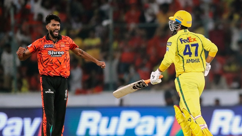 <p>అదే సమయంలో ఏడో స్థానంలో ఉన్న లక్నో సూపర్ జెయింట్స్ రన్​రేట్ -0.804గా ఉంది. తాజా మార్పుతో లక్నో కంటే మెరుగైన రన్​రేట్ సాధించిన చెన్నై, ఈ జట్టును వెనక్కి నెట్టి ఏడో స్థానాన్ని ఆక్రమించింది. ఓడినా కూడా రన్​రేట్ పెరగడం అనేది ఐపీఎల్ చరిత్రలో చాలా అరుదుగా జరుగుతుంటుంది.</p>(ANI Picture Service)