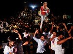 పెద్ద హీరోల సినిమాల్లో అభిమానుల సందడి
