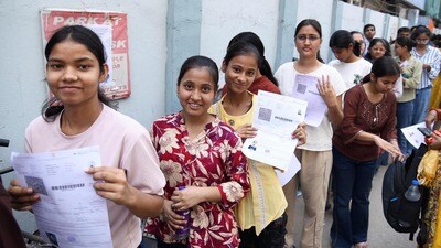 <p>అనంతరం మీ అప్లికేషన్ నంబర్, పుట్టిన తేదీ (Login Details) నమోదు చేయండి. సబ్మిట్ బటన్‌పై క్లిక్ చేయగానే మీ స్కోర్​కార్డ్ స్క్రీన్‌పై కనిపిస్తుంది.</p> 