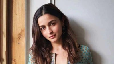 <p>ఈ జాబితాలో బాలీవుడ్ హీరోయిన్ అలియా భట్ రెండో స్థానంలో ఉంది. </p> <p>ఈ జాబితాలో బాలీవుడ్ హీరోయిన్ అలియా భట్ రెండో స్థానంలో ఉంది. </p>