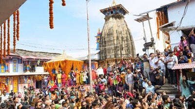 কবে খুলবে কেদারনাথ-বদ্রীনাথ মন্দিরের দরজা - উত্তরাখণ্ডের চারধামের বাকি দুটি ধাম - রুদ্রপ্রয়াগ জেলার কেদারনাথ মন্দিরের দরজা ২২ এপ্রিল এবং চামোলি জেলার বদ্রীনাথ মন্দিরের দরজা ২৩ এপ্রিল খোলা হবে। এই বছর চারটি ধামের মন্দিরের চত্বরে মোবাইল ফোন এবং ক্যামেরা ব্যবহারের উপর সম্পূর্ণ নিষেধাজ্ঞা আরোপ করা হয়েছে। 