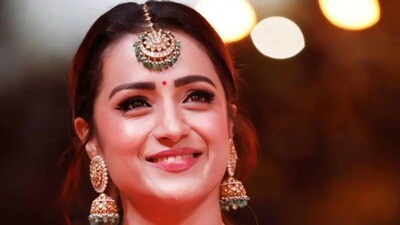 <p>త్రిష కృష్ణన్ - హీరోయిన్ త్రిష కృష్ణన్ ఈ జాబితాలో ఎనిమిదో స్థానంలో ఉంది. ఇటీవల దళపతి విజయ్తో లవ్ ఎఫైర్ రూమర్స్తో త్రిష తెగ ట్రెండ్ అయిన విషయం తెలిసిందే.</p> <p>త్రిష కృష్ణన్ - హీరోయిన్ త్రిష కృష్ణన్ ఈ జాబితాలో ఎనిమిదో స్థానంలో ఉంది. ఇటీవల దళపతి విజయ్తో లవ్ ఎఫైర్ రూమర్స్తో త్రిష తెగ ట్రెండ్ అయిన విషయం తెలిసిందే.</p>