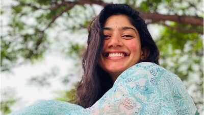 <p>సాయి పల్లవి- టాలీవుడ్ బ్యూటీ సాయి పల్లవి ఆరో స్థానంలో నిలిచారు. సినిమాల విషయానికొస్తే, సాయి త్వరలో రణబీర్ కపూర్ తో కలిసి 'రామాయణం' చిత్రంలో కనిపించనుంది. ఈ చిత్రంలో సాయి పల్లవి సీతగా అలరించనుంది. </p> (instagram) <p>సాయి పల్లవి- టాలీవుడ్ బ్యూటీ సాయి పల్లవి ఆరో స్థానంలో నిలిచారు. సినిమాల విషయానికొస్తే, సాయి త్వరలో రణబీర్ కపూర్ తో కలిసి 'రామాయణం' చిత్రంలో కనిపించనుంది. ఈ చిత్రంలో సాయి పల్లవి సీతగా అలరించనుంది. </p> (instagram)