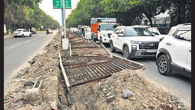 Mounds of debris, toppled grilles and open pits make these stretches perilous for commuters, especially after dark. (Sanjeev Sharma/HT) Mounds of debris, toppled grilles and open pits make these stretches perilous for commuters, especially after dark. (Sanjeev Sharma/HT)