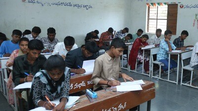 <h4>గత ఏడాది కూడా ఏప్రిల్ 30వ తేదీనే తెలంగాణ టెన్త్ ఫలితాలు విడుదలయ్యాయి. ఈసారి కూడా అదే సమయానికి ఫలితాలు రావచ్చని తెలుస్తోంది. ఒకవేళ ఈ తేదీ కుదరకపోతే మే ఫస్ట్ వీక్ లో ఫలితాలను ప్రకటిస్తారని సమాచారం.</h4> <h4>గత ఏడాది కూడా ఏప్రిల్ 30వ తేదీనే తెలంగాణ టెన్త్ ఫలితాలు విడుదలయ్యాయి. ఈసారి కూడా అదే సమయానికి ఫలితాలు రావచ్చని తెలుస్తోంది. ఒకవేళ ఈ తేదీ కుదరకపోతే మే ఫస్ట్ వీక్ లో ఫలితాలను ప్రకటిస్తారని సమాచారం.</h4>