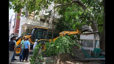 Teams demolish ramps, guard rooms and sheds; residents raise safety concerns and question selective targeting of private colonies (Parveen Kumar/HT Photo) Teams demolish ramps, guard rooms and sheds; residents raise safety concerns and question selective targeting of private colonies (Parveen Kumar/HT Photo)