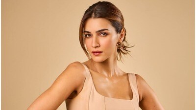 <p>ఈ జాబితాలో బాలీవుడ్ హీరోయిన్, ఆదిపురుష్ బ్యూటీ కృతి సనన్ కూడా చేరారు. ఓర్మాక్స్ మీడియా టాప్ 10 నటీమణుల జాబితాలో కృతి సనన్ 9వ స్థానంలో ఉంది.</p> (instagram) <p>ఈ జాబితాలో బాలీవుడ్ హీరోయిన్, ఆదిపురుష్ బ్యూటీ కృతి సనన్ కూడా చేరారు. ఓర్మాక్స్ మీడియా టాప్ 10 నటీమణుల జాబితాలో కృతి సనన్ 9వ స్థానంలో ఉంది.</p> (instagram)