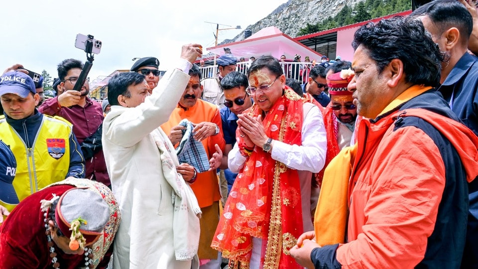 মুখ্যমন্ত্রী পুষ্কর সিং ধামীও পূজা করলেন - দরজা খোলার অনুষ্ঠানে রাজ্যের মুখ্যমন্ত্রী পুষ্কর সিং ধামীও উপস্থিত ছিলেন এবং চারধাম যাত্রার সফল আয়োজন কামনা করেন। এই বছর প্রথমবারের মতো গঙ্গোত্রী সহ তিনটি ধামে অ-সনাতনীদের প্রবেশে নিষেধাজ্ঞা এবং বিশেষ শর্তাবলী প্রযোজ্য করা হয়েছে। বদ্রীনাথ-কেদারনাথ মন্দির কমিটি উভয় মন্দিরের চত্বরে প্রবেশের জন্য সনাতন ধর্মের প্রতি আস্থার হলফনামা বাধ্যতামূলক করেছে। অন্যদিকে, গঙ্গোত্রী মন্দির কমিটি পঞ্চগব্য (গোবর, গোমূত্র, দুধ, দই এবং ঘি) গ্রহণের পরেই প্রবেশের অনুমতি দেওয়ার ঘোষণা করেছে। যমুনোত্রী মন্দির কমিটি একটি ভিন্ন অবস্থান নিয়ে, জাতি-ধর্ম নির্বিশেষে ভক্তি সহকারে আসা সকল ভক্তদের স্বাগত জানানোর সিদ্ধান্ত নিয়েছে।