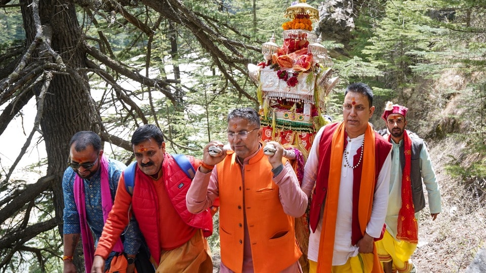 গঙ্গোত্রী ও যমুনোত্রী ধামের তাৎপর্য - হিন্দু ধর্মে গঙ্গোত্রী ও যমুনোত্রী ধামের বিশেষ আধ্যাত্মিক তাৎপর্য রয়েছে। গঙ্গোত্রী ধাম সেই স্থান বলে মনে করা হয় যেখানে রাজা ভগীরথের কঠোর তপস্যায় সন্তুষ্ট হয়ে মা গঙ্গা পৃথিবীতে নেমে এসেছিলেন। অন্যদিকে, যমুনোত্রী ধাম হল মা যমুনার উৎপত্তিস্থল। এখানে একটি অনন্য প্রথাও রয়েছে। এখানে সূর্য কুন্ড আছে, যেখানে ভক্তরা ফুটন্ত গরম জলে প্রসাদ (চাল বা আলু) রান্না করে দেবীকে নিবেদন করেন।