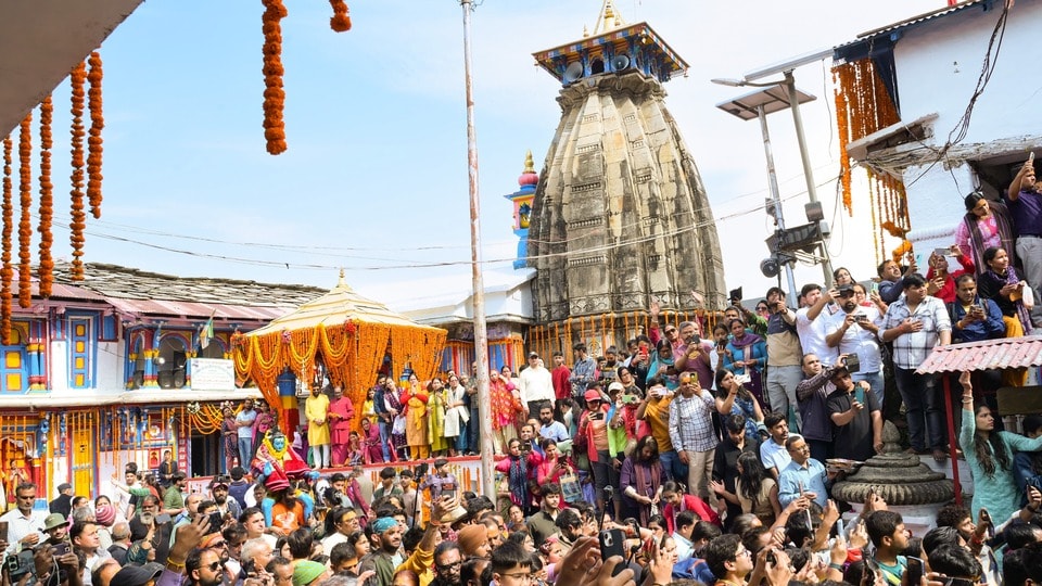 কবে খুলবে কেদারনাথ-বদ্রীনাথ মন্দিরের দরজা - উত্তরাখণ্ডের চারধামের বাকি দুটি ধাম - রুদ্রপ্রয়াগ জেলার কেদারনাথ মন্দিরের দরজা ২২ এপ্রিল এবং চামোলি জেলার বদ্রীনাথ মন্দিরের দরজা ২৩ এপ্রিল খোলা হবে। এই বছর চারটি ধামের মন্দিরের চত্বরে মোবাইল ফোন এবং ক্যামেরা ব্যবহারের উপর সম্পূর্ণ নিষেধাজ্ঞা আরোপ করা হয়েছে।