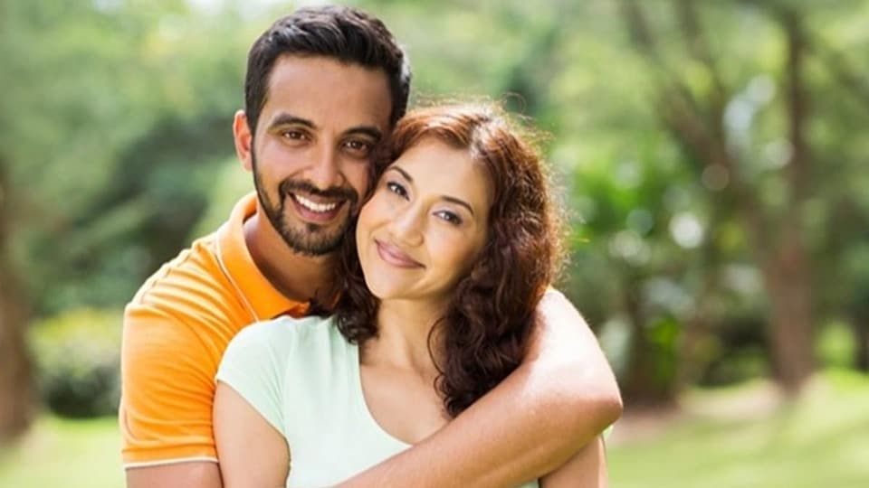 প্রেম জীবন এবং বৈবাহিক জীবন - ৬ নম্বরের লোকেরা প্রেম এবং সম্পর্কের ক্ষেত্রে খুব আবেগপ্রবণ হয়। তারা পরিবার এবং বাড়িকে অত্যন্ত গুরুত্ব দেয়। বিবাহিত জীবনে, তারা প্রেমময় এবং যত্নশীল অংশীদার হিসাবে প্রমাণিত হয়। কিন্তু কখনও কখনও তারা খুব বেশি সংবেদনশীল হওয়ার বা অন্যকে খুশি করার চেষ্টায় তাদের নিজের সুখ ত্যাগ করে। ভারসাম্য বজায় রাখলে সম্পর্ক খুব দৃঢ় ও সুখী থাকে।