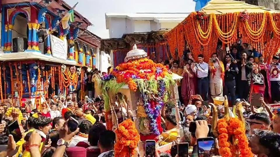 সোশ্যাল মিডিয়া সেল যাত্রীদের আপডেট দেবে - যাত্রীদের সুবিধার জন্য মোট পাঁচটি অফলাইন রেজিস্ট্রেশন সেন্টার হরিদ্বার, দেরাদুন, রুদ্রপ্রয়াগ, চামোলি, উত্তরকাশীতে চালু করা হয়েছে। যাত্রীদের কাছে আবেদন করা হয়েছে যে তারা যেন শুধুমাত্র অফিসিয়াল ওয়েবসাইট থেকে हेली পরিষেবার বুকিং এবং রেজিস্ট্রেশন করেন। সোশ্যাল মিডিয়া সেলের মাধ্যমে যাত্রীদের আবহাওয়া, দুর্যোগ এবং পথের অবস্থা সম্পর্কে রিয়েল-টাইম আপডেট দেওয়া হবে।