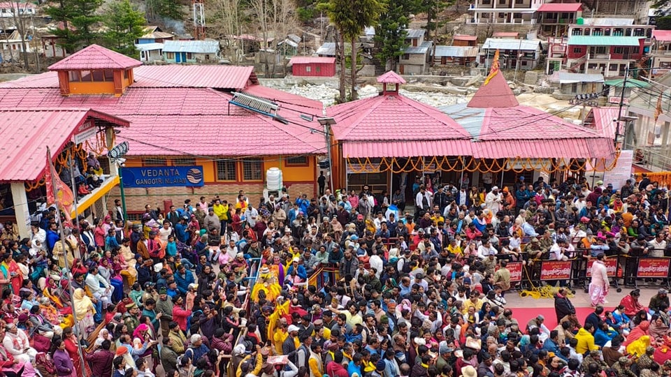 Chardham Yatra 2026: উত্তরাখণ্ডে এই বছরের পবিত্র চারধাম যাত্রা শুরু হয়েছে। রবিবার অক্ষয় তৃতীয়ার দিনে বৈদিক মন্ত্রোচ্চারণ ও বিশেষ ধর্মীয় আচারের মধ্যে গঙ্গোত্রী ও যমুনোত্রী ধামের দরজা ভক্তদের জন্য খুলে দেওয়া হয়েছে। এই সময় হাজার হাজার তীর্থযাত্রী মন্দিরের চত্বরে উপস্থিত ছিলেন। মন্দিরগুলি ফুল দিয়ে সাজানো হয়েছিল এবং হেলিকপ্টার থেকে পুষ্পবৃষ্টি করা হয়েছিল।