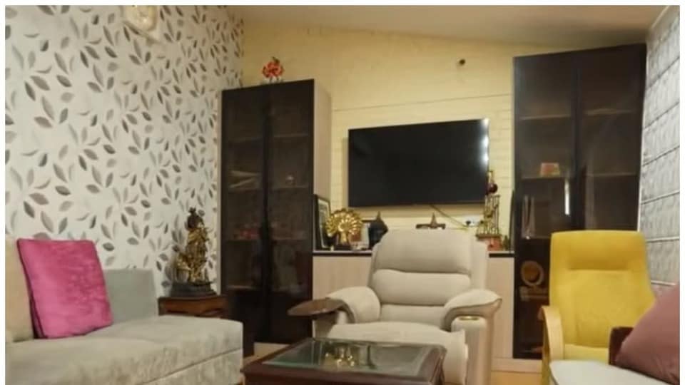 রণথম্বোর রুম - মনোজ তখন রণথম্বোর নামে আরও একটি ঘর দেখান। এই কক্ষ সম্পর্কে তিনি আরও জানান যে তিনি দলের সাথে রণথম্বোরে গিয়েছিলেন এবং কীভাবে তিনি মানুষকে সাহায্য করতে পারেন তা পরিকল্পনা করেছিলেন। এরপর সেখান থেকে এসে এই ঘরটি খুঁজে পেলে তিনি এর নাম দেন রণথম্বর।(instagram)