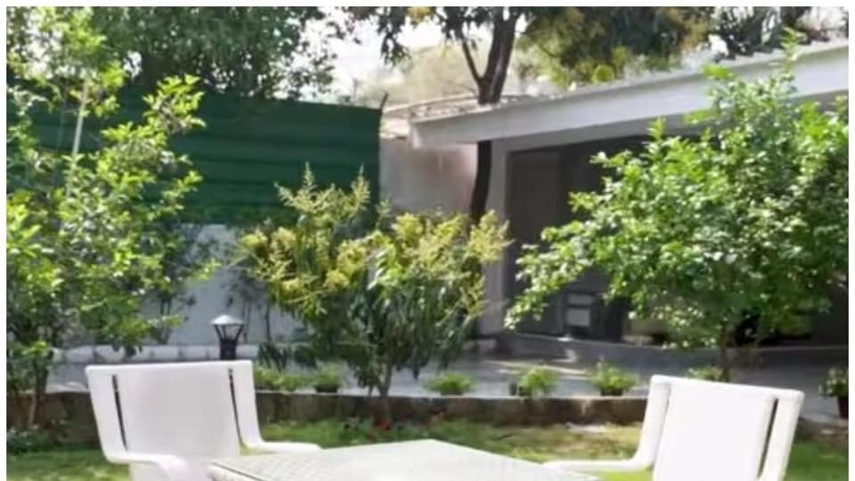 মনোজ তিওয়ারির এত বড় বাগান রয়েছে যেখানে অনেক গাছ লাগানো হয়েছে। মনোজ জানান, এখানে আসার পর তিনি নিজেই একটি আম গাছ রোপণ করেছেন।(instagram)