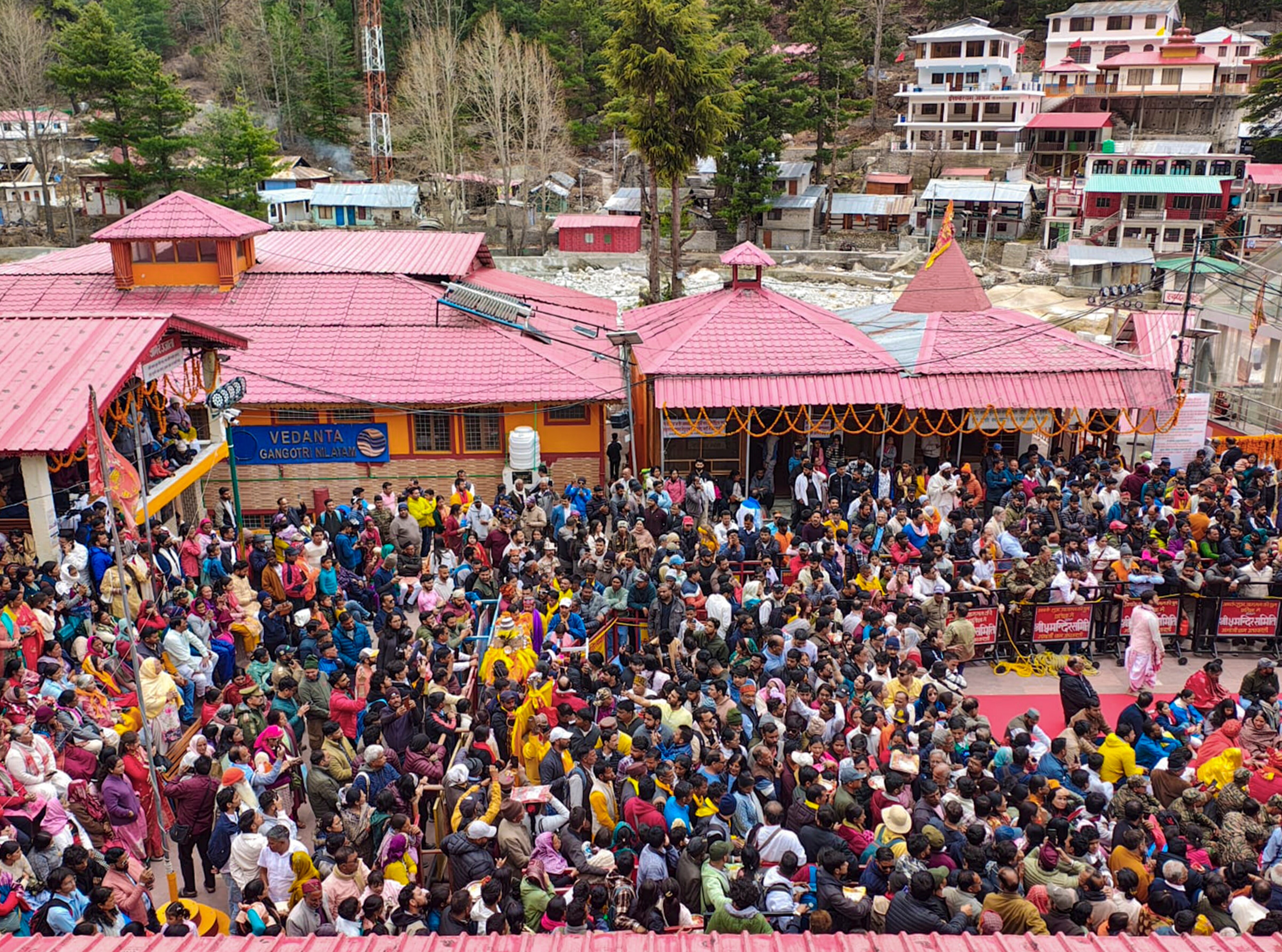 Chardham Yatra 2026: উত্তরাখণ্ডে এই বছরের পবিত্র চারধাম যাত্রা শুরু হয়েছে। রবিবার অক্ষয় তৃতীয়ার দিনে বৈদিক মন্ত্রোচ্চারণ ও বিশেষ ধর্মীয় আচারের মধ্যে গঙ্গোত্রী ও যমুনোত্রী ধামের দরজা ভক্তদের জন্য খুলে দেওয়া হয়েছে। এই সময় হাজার হাজার তীর্থযাত্রী মন্দিরের চত্বরে উপস্থিত ছিলেন। মন্দিরগুলি ফুল দিয়ে সাজানো হয়েছিল এবং হেলিকপ্টার থেকে পুষ্পবৃষ্টি করা হয়েছিল।