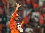 <p>ఢిల్లీ క్యాపిటల్స్ తో మ్యాచ్ లో అభిషేక్ శర్మ 10 సిక్స్ లు, 10 ఫోర్లతో 68 బంతుల్లోనే 135 రన్స్ చేశాడు. ఈ క్రమంలో అత్యధిక సిక్సర్లు బాదిన బ్యాటర్ రికార్డు సొంతం చేసుకున్నాడు. ఈ సీజన్లో 7 మ్యాచ్ లలో 27 సిక్స్ లు కొట్టడం విశేషం.</p>(PTI)