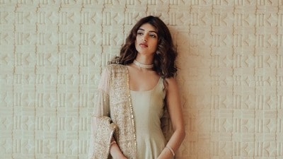 <p>అనార్కలీ స్టైల్లో స్లీవ్లెస్ లాంగ్ సూట్ను నటి ధరించింది, దీని కింద గోల్డెన్ ఎంబ్రాయిడరీ ఉంది. శ్రీలీల సైడ్ స్టైల్ ఓపెన్ దుపట్టాను తీసుకుంది, ఇది రాయల్ టచ్ ఇస్తుంది. ఈ సూట్తో పాటు నటి చోకర్, రింగ్, చెవిపోగులు ధరించింది.</p> <p>అనార్కలీ స్టైల్లో స్లీవ్లెస్ లాంగ్ సూట్ను నటి ధరించింది, దీని కింద గోల్డెన్ ఎంబ్రాయిడరీ ఉంది. శ్రీలీల సైడ్ స్టైల్ ఓపెన్ దుపట్టాను తీసుకుంది, ఇది రాయల్ టచ్ ఇస్తుంది. ఈ సూట్తో పాటు నటి చోకర్, రింగ్, చెవిపోగులు ధరించింది.</p>
