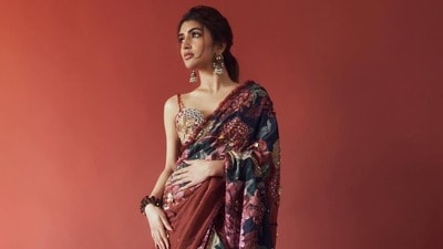 <p>శ్రీలీల రెడ్-బ్లాక్ ఫ్లోరల్ ప్రింట్ చీరలో కూడా అందంగా ఉంది. మీరు తేలికపాటి చీరలో స్టైలిష్గా కనిపించాలనుకుంటే, స్లీవ్లెస్ బ్లౌజ్తో ఇలాంటి చీరను ట్రై చేయండి. </p> <p>శ్రీలీల రెడ్-బ్లాక్ ఫ్లోరల్ ప్రింట్ చీరలో కూడా అందంగా ఉంది. మీరు తేలికపాటి చీరలో స్టైలిష్గా కనిపించాలనుకుంటే, స్లీవ్లెస్ బ్లౌజ్తో ఇలాంటి చీరను ట్రై చేయండి. </p>