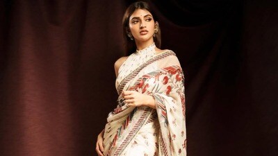 <p>శ్రీలీల ఆఫ్-వైట్ ఫ్లోరల్ చీరలో చాలా సోఫిస్టికేటెడ్, ఎలిగెంట్గా కనిపిస్తోంది. ఈ చీరలోని డెలికేట్ ప్రింట్స్, బోర్డర్ డీటైలింగ్, హై-నెక్ బ్లౌజ్ ఆమెకు స్టైలిష్ లుక్ను ఇస్తున్నాయి.</p> <p>శ్రీలీల ఆఫ్-వైట్ ఫ్లోరల్ చీరలో చాలా సోఫిస్టికేటెడ్, ఎలిగెంట్గా కనిపిస్తోంది. ఈ చీరలోని డెలికేట్ ప్రింట్స్, బోర్డర్ డీటైలింగ్, హై-నెక్ బ్లౌజ్ ఆమెకు స్టైలిష్ లుక్ను ఇస్తున్నాయి.</p>