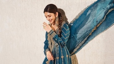 <p>లాంగ్ స్టైల్ సూట్ - శ్రీలీల టీల్ బ్లూ కలర్ లాంగ్ స్టైల్ సూట్ లో అదిరిపోయింది. దీనిపై గోల్డెన్ జరీ వర్క్ ఉంది. ఈ సూట్తో పాటు, ఆమె జుట్టులో రౌండ్ రిబ్బన్ కట్టుకుంది. ఓపెన్ స్టైల్ దుపట్టాను ఎంచుకుంది. </p> <p>లాంగ్ స్టైల్ సూట్ - శ్రీలీల టీల్ బ్లూ కలర్ లాంగ్ స్టైల్ సూట్ లో అదిరిపోయింది. దీనిపై గోల్డెన్ జరీ వర్క్ ఉంది. ఈ సూట్తో పాటు, ఆమె జుట్టులో రౌండ్ రిబ్బన్ కట్టుకుంది. ఓపెన్ స్టైల్ దుపట్టాను ఎంచుకుంది. </p>
