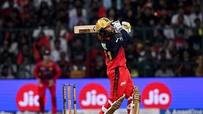 <p>అభిషేక్ దెబ్బకు ఆర్సీబీ కెప్టెన్ రజత్ పటీదార్ రెండో స్థానానికి పడిపోయాడు. అతడు 6 మ్యాచ్ లలో 22 సిక్స్ లు కొట్టాడు.</p> (ANI Pic Service)