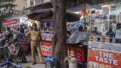 The judges sought details of areas cleared of encroachments, noting that illegal hawking continued despite directions from both the high court and the Supreme Court. (Hindustan Times) The judges sought details of areas cleared of encroachments, noting that illegal hawking continued despite directions from both the high court and the Supreme Court. (Hindustan Times)