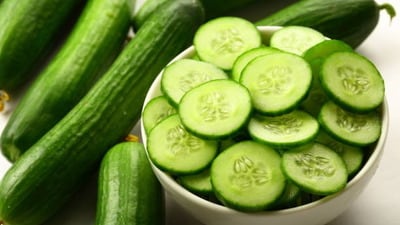 <p>వేసవి కాలంలో ప్రతిరోజూ బొప్పాయి, జామ, దోసకాయ వంటి పీచుపదార్థం అధికంగా ఉండే పండ్లను తప్పనిసరిగా తినాలి. ఈ పండ్లలో పీచుపదార్థం, విటమిన్ సి పుష్కలంగా ఉంటాయి. అలాగే వీటిలో నీటి శాతం కూడా అధికంగా ఉంటుంది. మలబద్ధకాన్ని నివారించడానికి ఇవన్నీ అవసరమైన పోషకాలు. కాబట్టి వేసవిలో లేదా మీరు మలబద్ధకంతో బాధపడుతున్నప్పుడు, ప్రతిరోజూ ఈ మూడింటితో సలాడ్ తయారుచేసుకుని తినడానికి ప్రయత్నించండి.</p> 