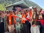 Slain ponywallah’s family gets keys to new home, courtesy Shinde
