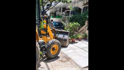 Eight teams act across DLF, Sushant Lok and others; grills, guard rooms removed as roads widened and public spaces reclaimed. (HT) Eight teams act across DLF, Sushant Lok and others; grills, guard rooms removed as roads widened and public spaces reclaimed. (HT)