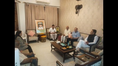 Haryana Assembly speaker Harvinder Kalyan visited the residence of late Lt Vinay Narwal in Karnal to pay condolences. (HT Photo) Haryana Assembly speaker Harvinder Kalyan visited the residence of late Lt Vinay Narwal in Karnal to pay condolences. (HT Photo)