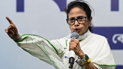 গীতা ও কোরান ছুঁইয়ে বিজেপিকে ভোট দিতে বলা হচ্ছে, দাবি মমতা বন্দ্যোপাধ্যায়ের। (ফাইল ছবি, সৌজন্যে সমীর জানা/হিন্দুস্তান টাইমস) গীতা ও কোরান ছুঁইয়ে বিজেপিকে ভোট দিতে বলা হচ্ছে, দাবি মমতা বন্দ্যোপাধ্যায়ের। (ফাইল ছবি, সৌজন্যে সমীর জানা/হিন্দুস্তান টাইমস)