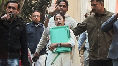 আইপ্যাকের কর্ণধার প্রতীক জৈনের বাড়ি থেকে নিয়ে আসা সবুজ ফাইল হাতে মমতা বন্দ্যোপাধ্যায়। (ফাইল ছবি) আইপ্যাকের কর্ণধার প্রতীক জৈনের বাড়ি থেকে নিয়ে আসা সবুজ ফাইল হাতে মমতা বন্দ্যোপাধ্যায়। (ফাইল ছবি)