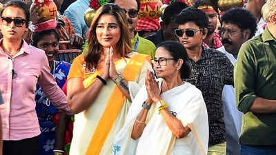 ‘মেরুদণ্ড নেই, লাল পতাকা এখন বিরিয়ানির হাঁড়িতেই দেখা যায়’, বামেদের নিয়ে বেফাঁস সায়ন্তিকা ‘মেরুদণ্ড নেই, লাল পতাকা এখন বিরিয়ানির হাঁড়িতেই দেখা যায়’, বামেদের নিয়ে বেফাঁস সায়ন্তিকা