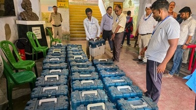 টেপ, আঠা বা অন্য কোনও উপাদান দিয়ে ইভিএমের কোনও বোতাম ঢেকে রাখা যাবে না, নির্দেশিকা নির্বাচন কমিশনের (PTI)