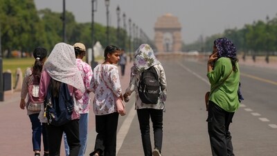 Heatwave conditions are expected to set in Delhi from April 24, with temperatures likely to rise further and touch the 43 degrees Celsius mark in the coming days. (File Photo/PTI) Heatwave conditions are expected to set in Delhi from April 24, with temperatures likely to rise further and touch the 43 degrees Celsius mark in the coming days. (File Photo/PTI)
