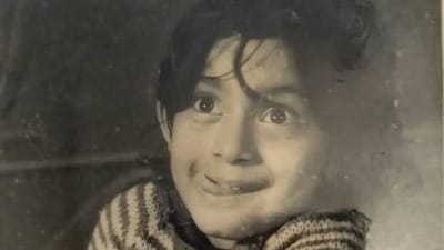 সাদাকালো ছবিতে ছোট্ট শিশুটি আজকের জনপ্রিয় শিল্পী