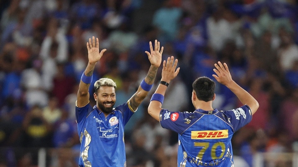 <p>ఇటీవలే ఫామ్​లోకి వచ్చిన ముంబై ఇండియన్స్.. 4 పాయింట్లతో 7వ స్థానంలో ఉంది. ఎంఎస్​ ధోనీ లేని చెన్నై సూపర్​కింగ్స్​ జట్టు 4 పాయింట్లతో (నెట్​ రన్​రేట్​ తక్కువగా ఉండటంతో) 8వ ప్లేస్​లో కొనసాగుతోంది.</p>(REUTERS)