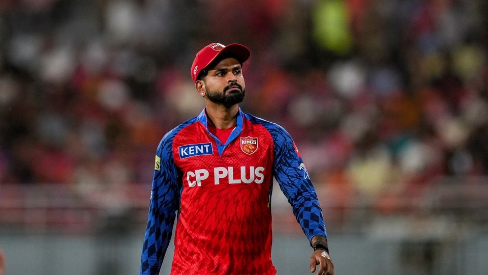 <p>ఈ ఐపీఎల్​లో అన్ని జట్లు 6, దాని కన్నా ఎక్కువ మ్యాచ్​లు ఆడాయి. కాగా, ఇప్పటివరకు ఒక్క ఓటమి కూడా లేకుండా అజేయంగా నిలిచిన జట్టు మాత్రం పంజాబ్​ కింగ్స్​! అందుకే ఈ జట్టు 11 పాయింట్లతో పాయింట్స్​ టేబుల్​లో అగ్రస్థానంలో ఉంది. ఇక 8 పాయింట్లతో రాయల్​ ఛాలెంజర్స్​ బెంగళూరు రెండో స్థానంలో ఉంది.</p>