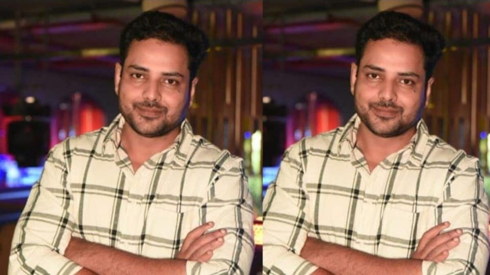 তিনি আরও বলেন, 'আমি বিশ্বাস করি, তাঁকে অনুকরণ করা সম্ভব নয় বরং তাঁর অনুভব, তাঁর অন্তর্লীন স্পন্দনটুকুকে নিজের ভেতর দিয়ে বয়ে নিয়ে এসে দর্শকের কাছে পৌঁছে দেওয়াটাই ছিল আমার প্রধান লক্ষ্য। এই যাত্রায় আমি চেষ্টা করেছি, মহানায়কের প্রতি শ্রদ্ধা অটুট রেখেই এখানে এক নতুন ব্যাখ্যার দরজা খুলে দিতে।' 